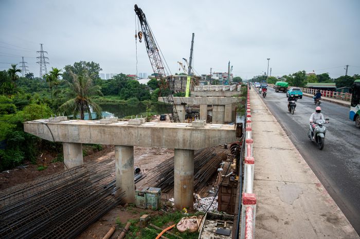  Cầu Mai Lĩnh mới được thiết kế khoảng 10 trụ cầu. Đến nay, các trụ phía bờ Xuân Mai cơ bản đã đổ bê tông, nhiều hạng mục bước vào giai đoạn hoàn thiện. Trong phía bờ Hà Đông, các nhà thầu đang tập trung san nền, đắp đất, xử lý mặt bằng và thi công các trụ tiếp theo. 