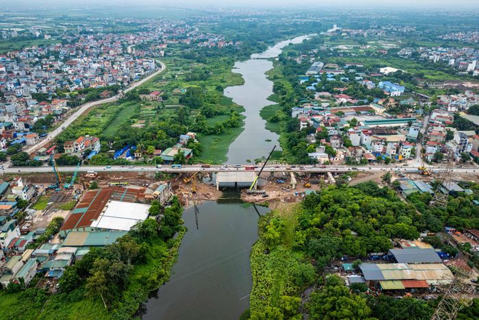  Trong các hạng mục của dự án, cầu Mai Lĩnh vượt sông Đáy được xem là công trình quy mô lớn và quan trọng nhất. Cầu mới xây dựng ngay cạnh cầu Mai Lĩnh, về phía thượng nguồn sông Đáy, dài khoảng 1,03 km, mặt cắt ngang thiết kế 4 làn xe cơ giới. 