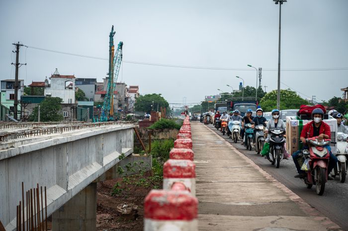 So với cầu Mai Lĩnh cũ chỉ có hai làn xe, công trình mới sẽ tăng gấp đôi năng lực lưu thông, góp phần giải quyết tình trạng ùn tắc kéo dài. 