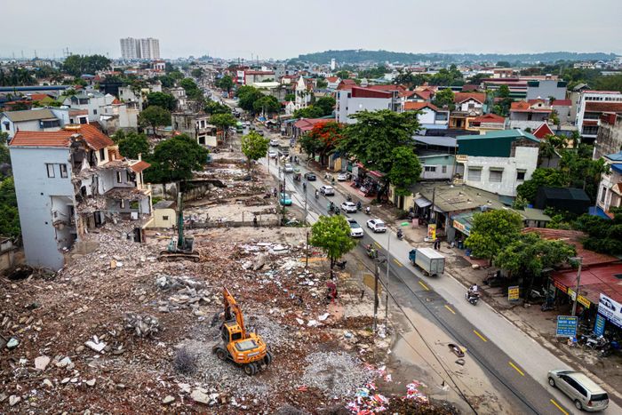  Kiểm tra tiến độ thi công dự án cuối tháng 6 vừa qua, Bí thư Thành ủy Hà Nội Trần Đức Thắng yêu cầu UBND thành phố chỉ đạo các sở, ngành, địa phương liên quan xác định giải phóng mặt bằng là nhiệm vụ trọng tâm. Các xã, phường phải hoàn thành giải phóng mặt bằng trước ngày 30/6, hoàn tất phá dỡ công trình trong tháng 7 để bàn giao mặt bằng sạch cho nhà thầu. Hình ảnh đường Quốc lộ 6 đoạn qua địa bàn phường Chương Mỹ đang được giải phóng mặt bằng. 