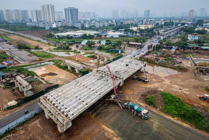  Tại nút giao Quốc lộ 6 - Vành đai 4, đơn vị thi công đang làm hệ thống thoát nước, xử lý nền đất, đắp nền đường và các hạng mục hạ tầng kỹ thuật. 