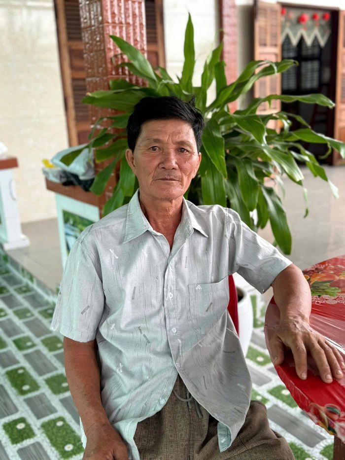 Ông Huỳnh Văn Mười, người nhận thân nhân liệt sĩ Huỳnh Văn Quên, đang sắp xếp công việc để lên TP.HCM xác minh thân nhân. Ảnh: Gia đình cung cấp.