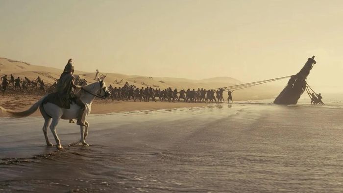Chính vì vậy, The Odyssey được ghi nhận là dự án có quy mô quay ngoại cảnh lớn nhất trong sự nghiệp của vị đạo diễn quái kiệt, trải dài qua ít nhất sáu quốc gia với phần lớn cảnh đều được ghi hình tại địa điểm thực - một quyết định được đánh giá là mạo hiểm một cách "điên rồ". Ảnh: Universal Pictures.