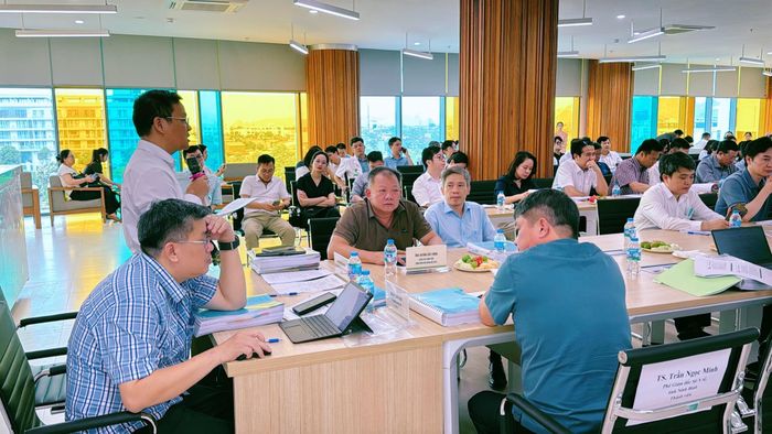  TS Vương Ánh Dương, Phó Cục trưởng Cục Quản lý Khám, chữa bệnh phát biểu tại buổi làm việc. 