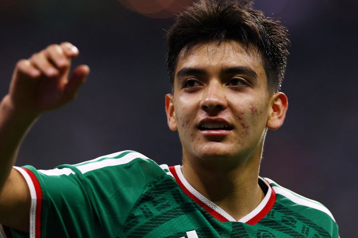 Mora là thần đồng bóng đá Mexico.