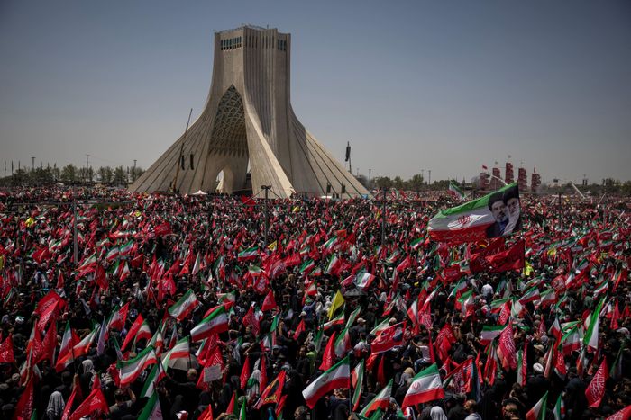  Đám đông mặc trang phục màu đen, giương cao quốc kỳ Iran, chân dung Đại giáo chủ Ali Khamenei và các biểu ngữ mang dòng chữ "Chúng ta sẽ đứng lên" trong suốt lễ rước.