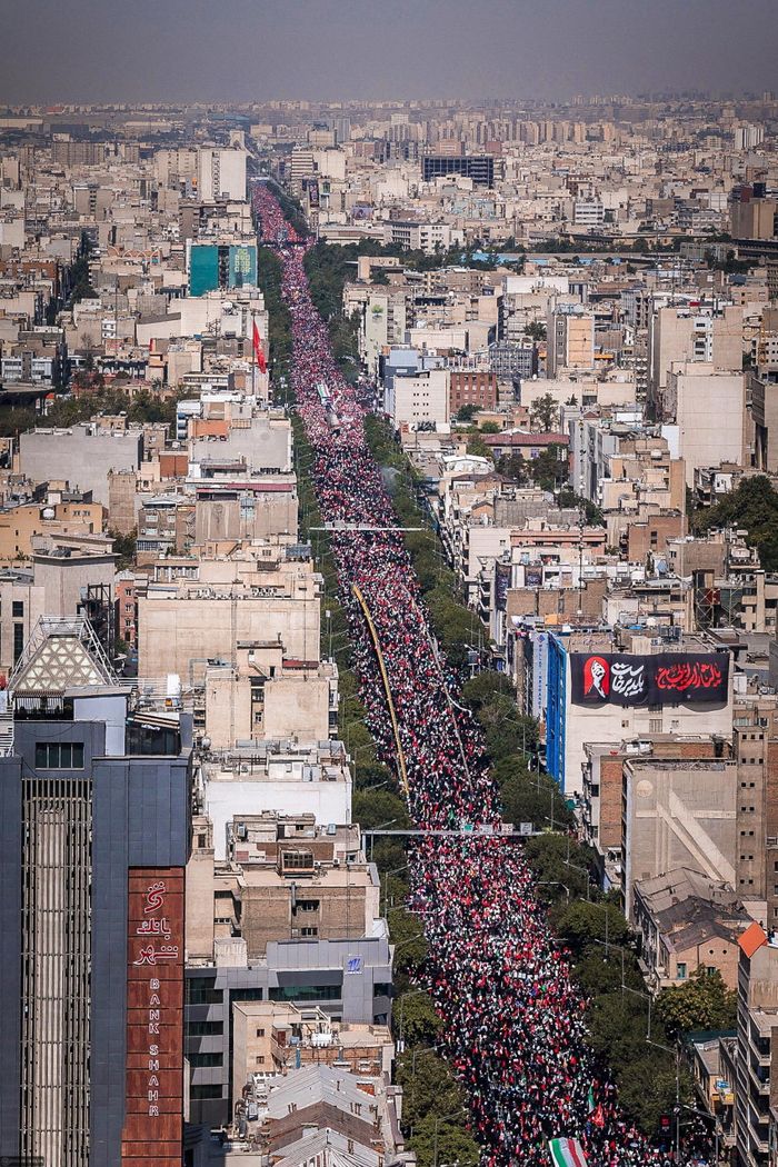  Sau lễ đưa tang quy mô lớn tại Tehran ngày 6/7, linh cữu ông Ali Khamenei sẽ được đưa tới thành phố Qom, trung tâm của hàng giáo phẩm Hồi giáo dòng Shi'ite tại Iran, để cử hành các nghi lễ vào ngày 7/7. 