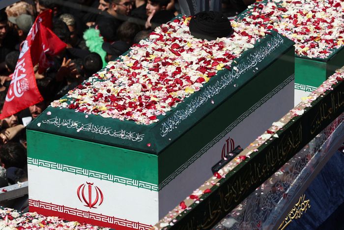 Linh cữu ông Ali Khamenei được phủ quốc kỳ Iran và đặt chiếc khăn quấn đầu đặc trưng của giới giáo sĩ Shi'ite. Trên xe còn có linh cữu các thành viên trong gia đình Đại giáo chủ thiệt mạng trong cuộc tấn công của Mỹ và Israel ngày 28/2.