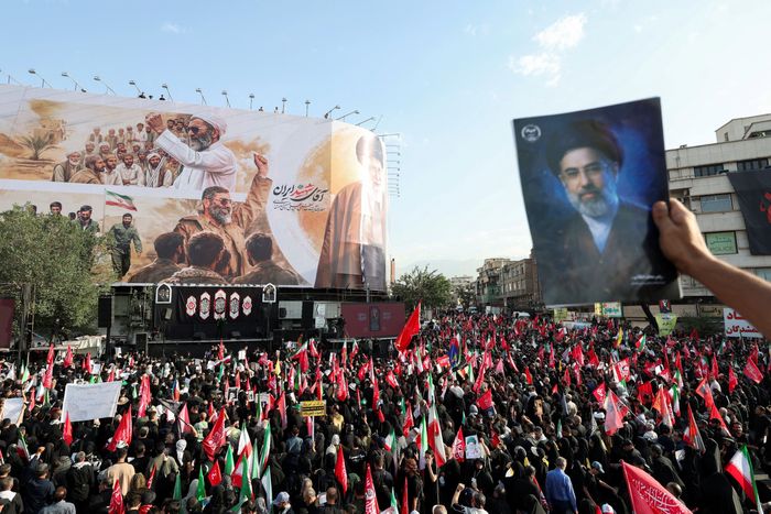  Nhiều người xúc động, giơ cao chân dung ông Ali Khamenei khi đoàn xe đi qua. Lực lượng an ninh được triển khai dày đặc để bảo đảm an toàn cho lễ rước.
