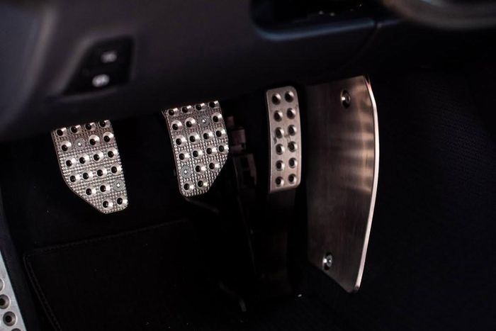  Sau hơn 14 năm vắng bóng trên thị trường, những chiếc Ferrari được trang bị đầy đủ bàn đạp côn-ga-thắng đã quay trở lại như mong mỏi của những Ferrarista. Tuy nhiên, đây không phải là cơ cấu hộp số sàn truyền thống. 
