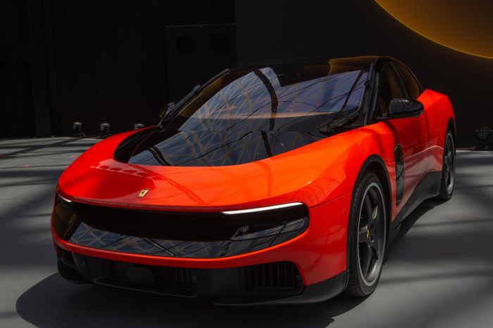  Ra mắt vào cuối tháng 5/2026, Ferrari Luce là mẫu xe thuần điện đầu tiên của thương hiệu. Thay vì được đón nhận, mẫu EV này bị cộng đồng xe cho đến những khách hàng trung thành của hãng "không tiếc lời" chê bai. 