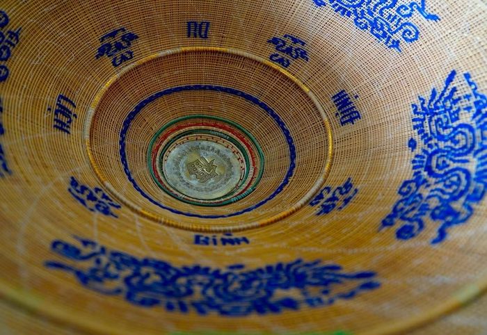  Bên trong mỗi chiếc nón được làm công phu, tỉ mỉ với từng nét thủ công. 