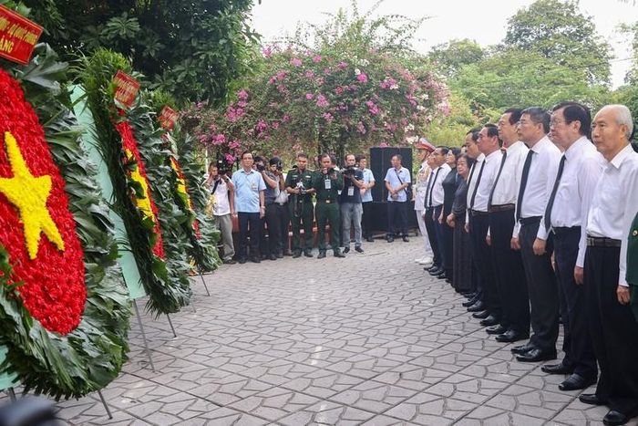 Thủ tướng Chính phủ Lê Minh Hưng và các đại biểu dành phút mặc niệm tưởng nhớ cố Tổng Bí thư Trần Phú cùng hàng triệu người con ưu tú của dân tộc tại Công viên Lê Thị Riêng