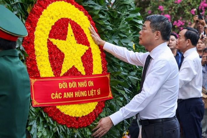 Thủ tướng Chính phủ Lê Minh Hưng dâng hoa tại tượng đài Cố Tổng Bí thư Trần Phú và Bia tưởng niệm các Anh hùng liệt sĩ tại Công viên Lê Thị Riêng