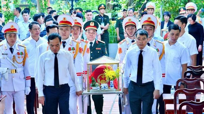 Thủ tướng Chính phủ cùng các đại biểu thực hiện nghi thức quy tập, di chuyển hài cốt liệt sĩ vào nhà quàn