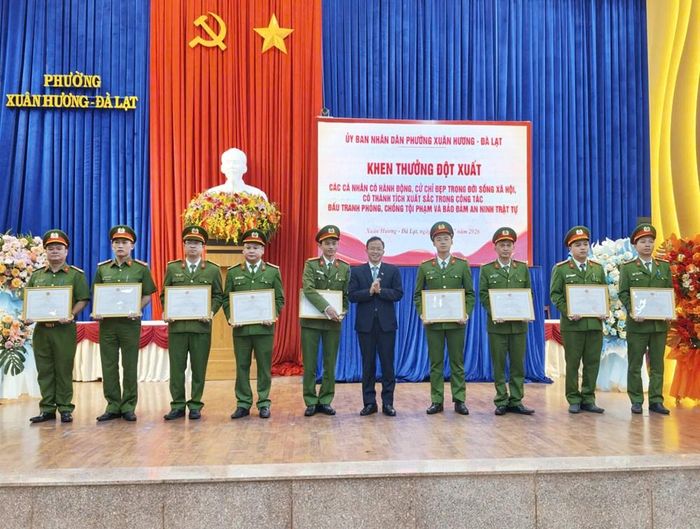Ông Nguyễn Văn Lộc - Bí thư Đảng ủy phường Xuân Hương - Đà Lạt trao giấy khen cho các cá nhân tiêu biểu