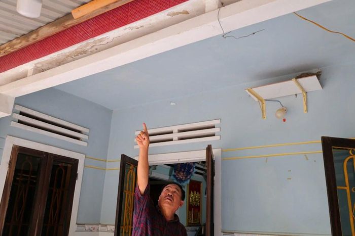 Đại diện hộ dân chỉ rõ những vị trí hư hỏng nghiêm trọng trên ngôi nhà sau nhiều đợt nổ mìn thi công