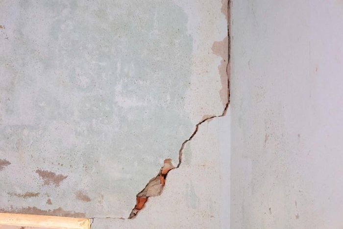 Nhiều vết nứt lớn xuất hiện trên tường nhà của các hộ dân tại phường Đức Phổ