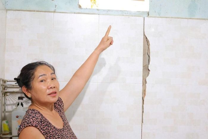 Những vết nứt kéo dài trên tường và trần nhà khiến người dân lo lắng