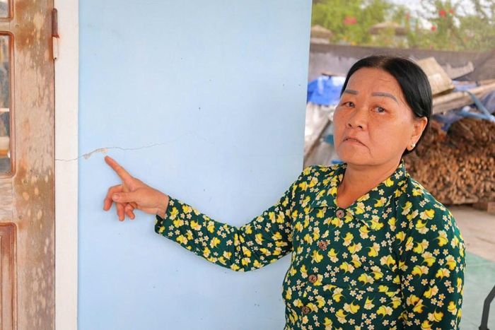 Căn nhà của gia đình bà Trương Thị Màu xuất hiện nhiều vết nứt