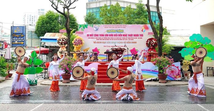 Trung tâm Cung ứng dịch vụ công phường Bình Trưng, TP.HCM ra mắt công trình sân khấu biểu diễn nghệ thuật ngoài trời. Ảnh: THÚY BÌNH