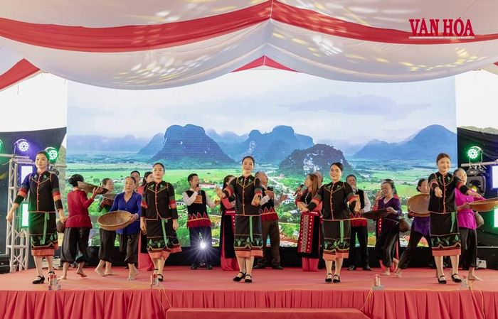 Tiết mục văn nghệ thể hiện sự đa dạng văn hóa, bản sắc của đồng bào các dân tộc đang sinh sống tại xã Kim Phú.