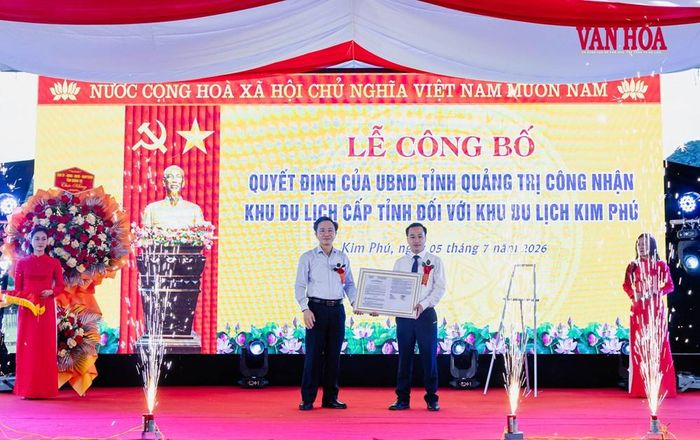 UBND xã Kim Phú đón nhận quyết định công nhận khu du lịch cấp tỉnh