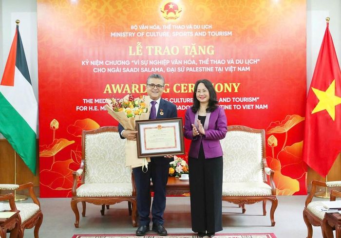 Bộ trưởng Lâm Thị Phương Thanh trao tặng Kỷ niệm chương “Vì sự nghiệp Văn hóa, Thể thao và Du lịch” cho Đại sứ đặc mệnh toàn quyền Nhà nước Palestine tại Việt Nam Saadi Salama