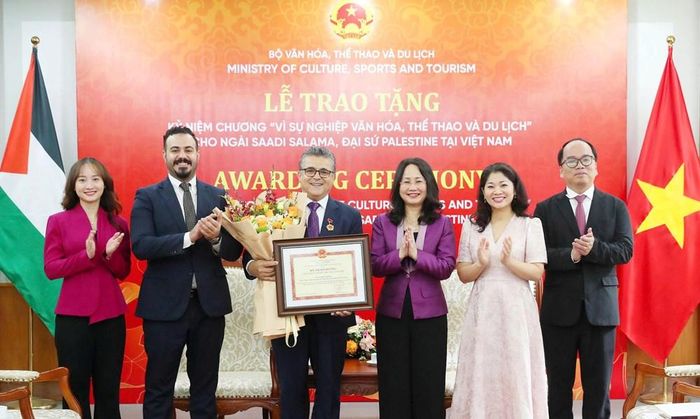 Hai bên chụp ảnh lưu niệm