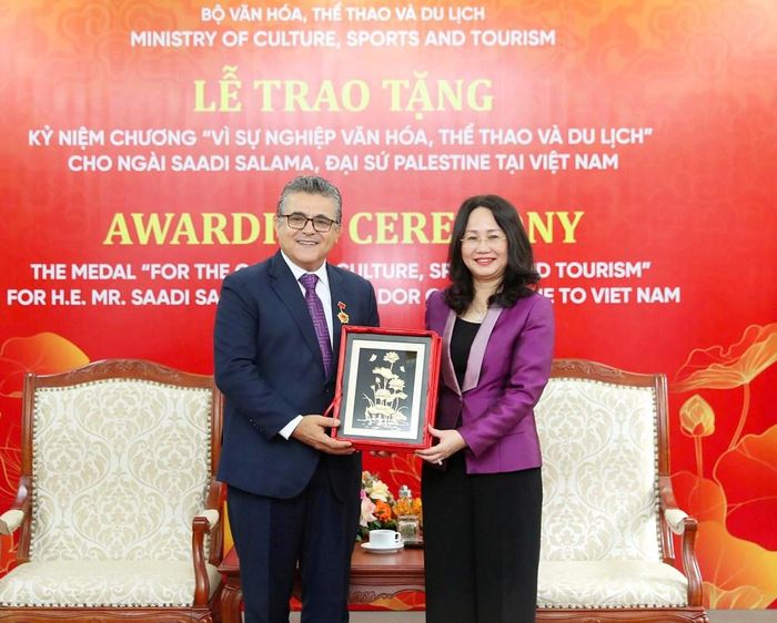 Bộ trưởng Lâm Thị Phương Thanh tặng quà lưu niệm Đại sứ Saadi Salama