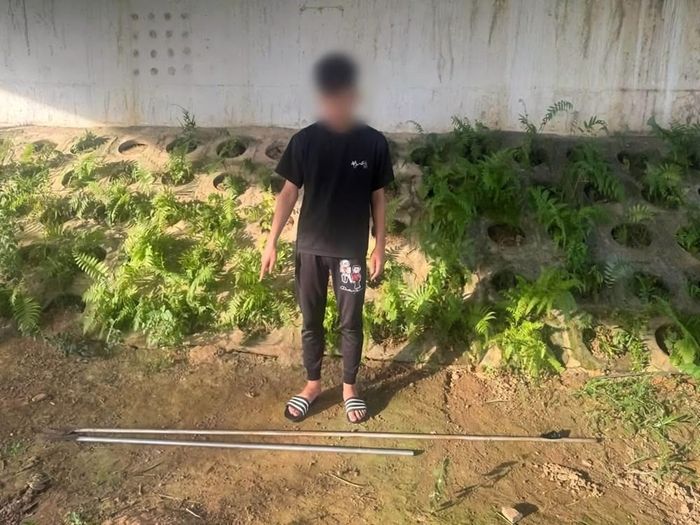 Đối tượng gây rối cùng hung khí bị công an bắt giữ. Ảnh: Công an Phú Thọ