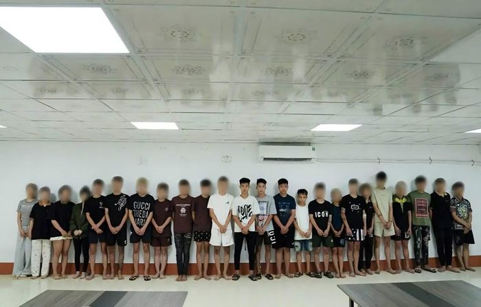Các đối tượng mang hung khí gây rối bị bắt giữ. Ảnh: Công an Phú Thọ