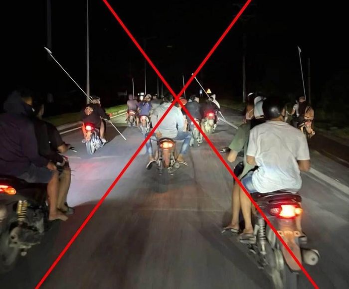 Nhóm "quái xế" không đội mũ bảo hiểm, xe không gắn hoặc che biển kiểm soát; mang theo hung khí làm náo loạn đường phố tại Phú Thọ. Ảnh: Công an cung cấp