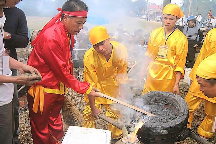 Nghệ nhân Ưu tú Đặng Ích Hoàn hướng dẫn các thế hệ thợ trẻ thực hiện công đoạn rót đồng trong nghi thức đúc đồng truyền thống tại làng nghề Trà Đông (xã Thiệu Trung, Thanh Hóa). Ảnh: Nguyễn Linh