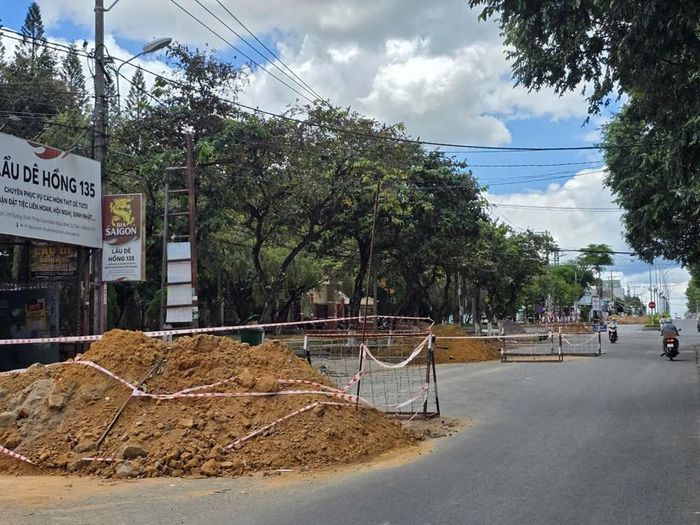 Dù việc đào các rãnh thăm dò trên đường Trường Chinh ảnh hưởng đến giao thông, người dân và chính quyền địa phương vẫn đồng thuận, ủng hộ công tác tìm kiếm, quy tập hài cốt liệt sĩ