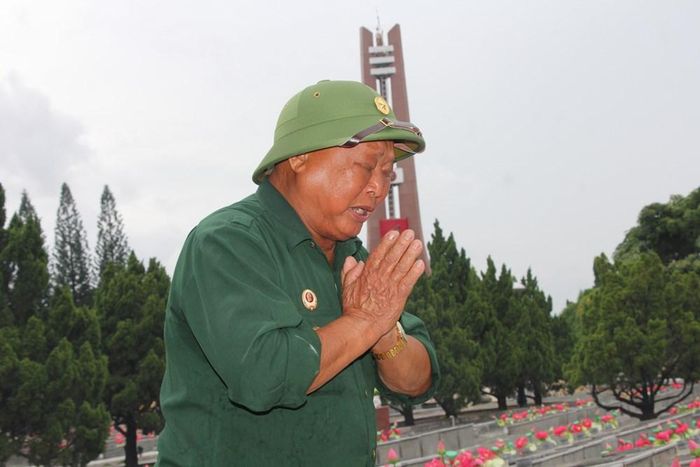 Cựu chiến binh Lê Anh Đào thành kính tưởng niệm các anh hùng liệt sĩ tại Nghĩa trang liệt sĩ phường Đăk Cấm