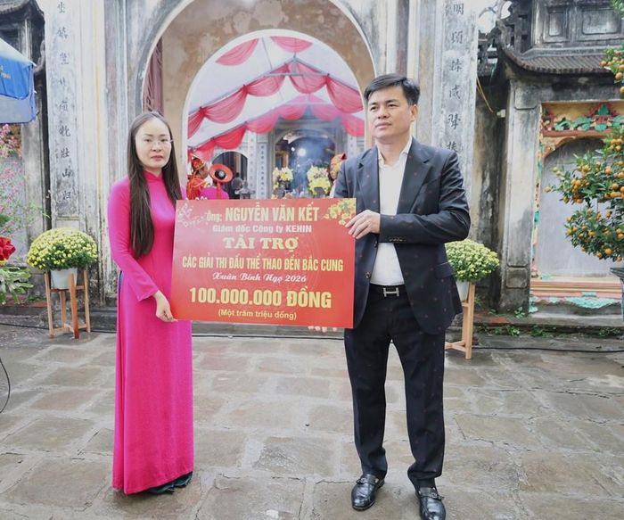 Đại diện các doanh nghiệp, nhà tài trợ lên trao tiền tài trợ cho giải thể thao Lễ hội Đền Bắc Cung