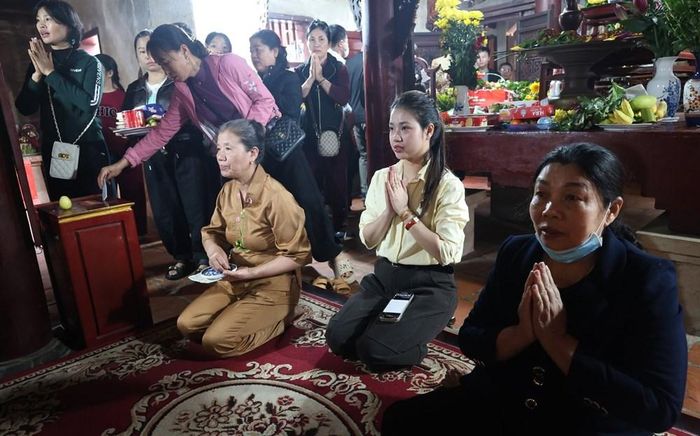 Ngày 6 đến ngày 15 tháng Giêng âm lịch. Đây là một trong những lễ hội lớn của xã Tam Hồng, thu hút đông đảo nhân dân địa phương và du khách từ nhiều tỉnh, thành trong cả nước.