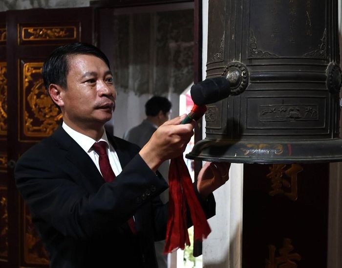 Phó Chủ tịch UBND tỉnh Phú Thọ Nguyễn Khắc Hiếu thực hiện nghi thức thỉnh chuông tại Đền Bắc Cung