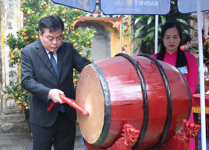 Bí thư Đảng ủy xã Tam Hồng Nguyễn Ngọc Tú thực hiện nghi thức khai trống mở hội