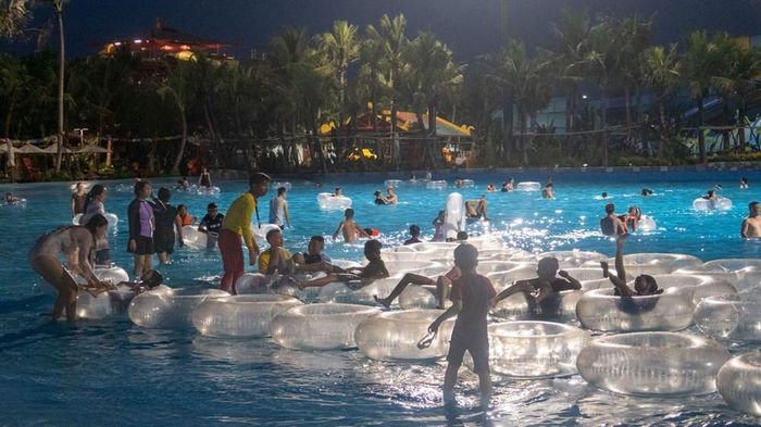 "Vịnh Thần Sóng" - bể tạo sóng ngoài trời rộng 5.000m² mở thêm khung giờ tối, gia tăng trải nghiệm cho du khách