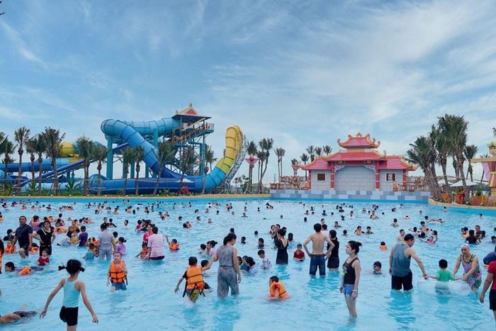 Công viên nước được chia thành 7 phân khu chủ đề, mỗi khu gắn với một câu chuyện hoặc vở diễn rối nước khác nhau