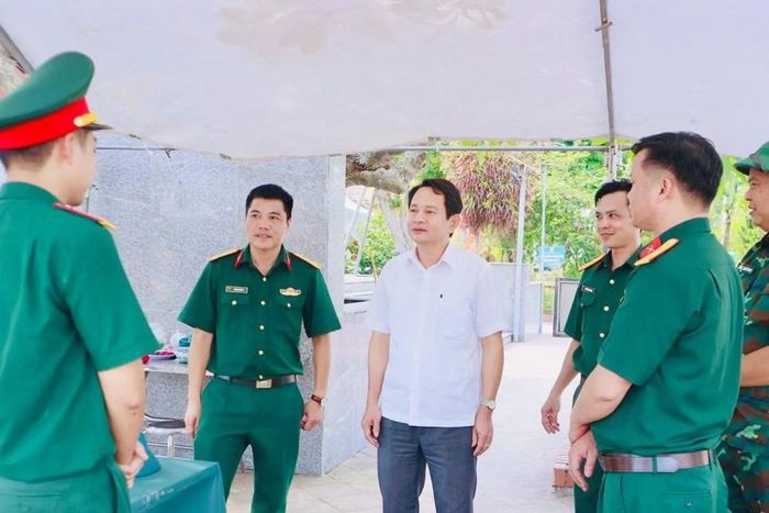 Ông Lê Anh Tân - Bí thư Đảng ủy xã Tề Lỗ kiểm tra tại hiện trường.