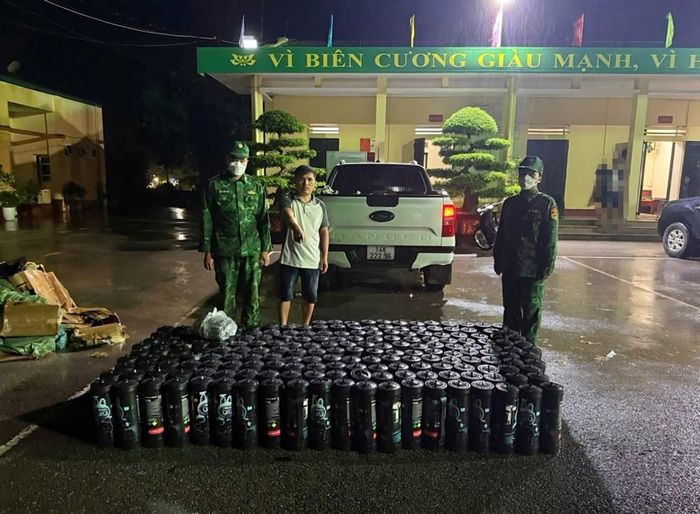 Lực lượng chức năng phát hiện 200 bình khí nén nghi là khí cười