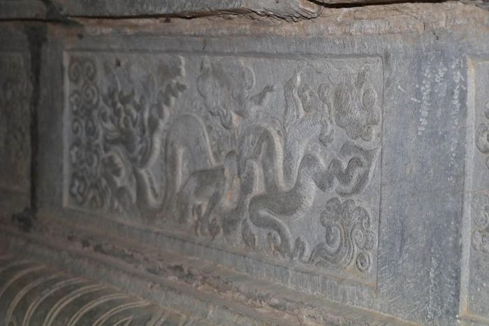 Các hoa văn trang trí trên Bệ đá Long Hoa, xã Liêm Hà, tỉnh Ninh Bình mang phong cách tinh xảo, bố cục cân đối, thể hiện tư duy thẩm mỹ hài hòa giữa yếu tố trang trí và tính biểu tượng tâm linh. Ảnh: Thùy Dung - TTXVN