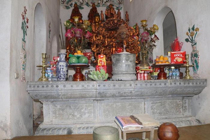 Bệ đá Long Hoa được đặt tại không gian chính điện của chùa Thượng Nương, xã Liêm Hà, tỉnh Ninh Bình. Ảnh: Thùy Dung - TTXVN