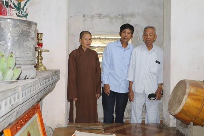 Ban Quản lý di tích thôn Tam Tứ, xã Liêm Hà, tỉnh Ninh Bình luôn chú trọng công tác bảo vệ, giữ gìn hiện vật và tuyên truyền giá trị di sản đến cộng đồng. Ảnh: Thùy Dung - TTXVN