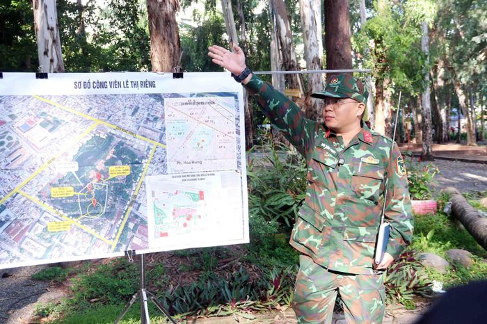 Triển khai công tác khảo sát, thăm dò tìm kiếm rãnh mộ liệt sỹ nghi ngờ được chôn tập thể tại Công viên Văn hóa Lê Thị Riêng vào ngày 15/6. Ảnh: Xuân Khu-TTXVN
