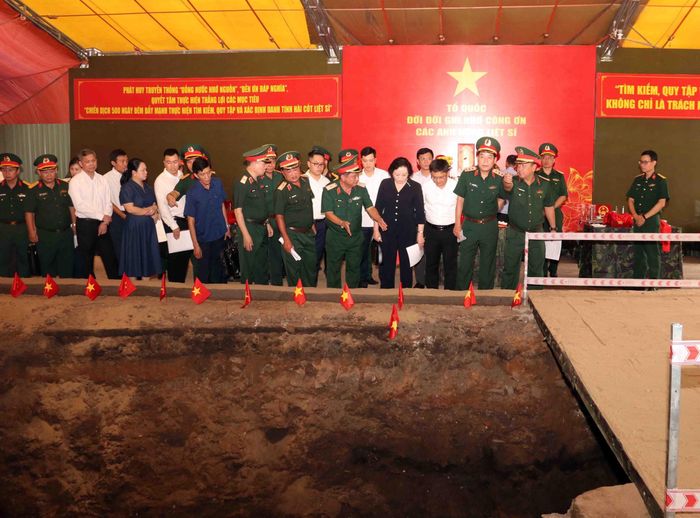 Bà Phạm Thị Thanh Trà, Bí thư Trung ương Đảng, Phó Thủ tướng Chính phủ, Trưởng Ban Chỉ đạo Quốc gia về tìm kiếm, quy tập và xác định danh tính hài cốt liệt sĩ kiểm tra công tác tìm kiếm, khai quật liệt sĩ tại Công viên Lê Thị Riêng Ảnh: Xuân Khu-TTXVN