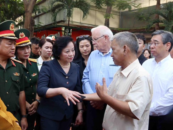 Ngày 8/6, bà Phạm Thị Thanh Trà, Bí thư Trung ương Đảng, Phó Thủ tướng Chính phủ, Trưởng Ban Chỉ đạo Quốc gia về tìm kiếm, quy tập và xác định danh tính hài cốt liệt sĩ gặp gỡ các nhân chứng trao đổi thông tin về liệt sĩ, mộ liệt sĩ tại khu vực Công viên Lê Thị Riêng . Ảnh: Xuân Khu-TTXVN